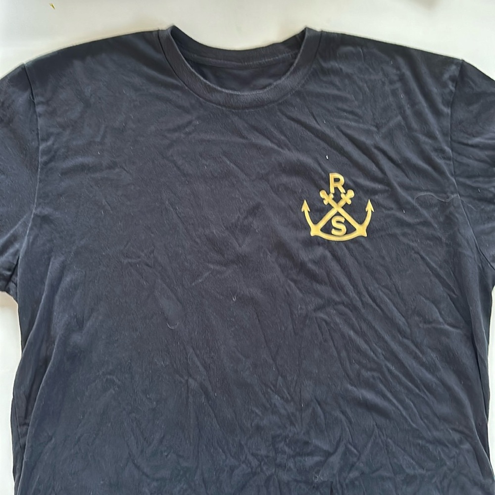 Black T -shirt size L.